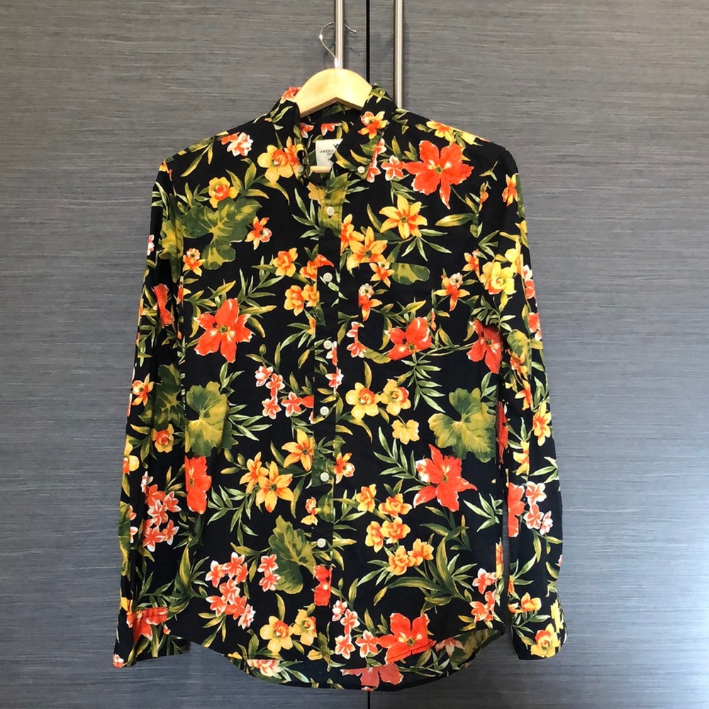 AE FLORAL BUTTON UP